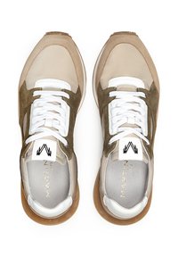 Sneaker beige e oliva realizzato con materiali in suede e pelle, con lacci bianchi e suola in gomma. Presenta il logo sulla linguetta e supporto imbottito alla caviglia.
