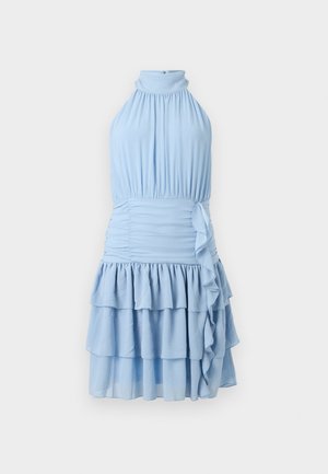Robe bleu clair sans manches avec col haut, taille froncée et jupe à volants superposés avec détails asymétriques sur le côté.