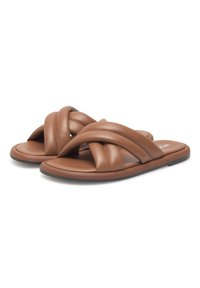 Sandales glissantes en cuir marron avec des brides entrelacées, semelle plate, design minimaliste et texture lisse. Adaptées à une tenue décontractée.