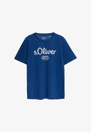 Niebieska koszulka z krótkim rękawem i okrągłym dekoltem, z białym napisem "s.Oliver Elevated Essentials Since 1969" z przodu.