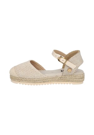 Sandalia espadrille beige tejida con puntera cerrada, correa en el tobillo con hebilla dorada y suela de yute trenzado.
