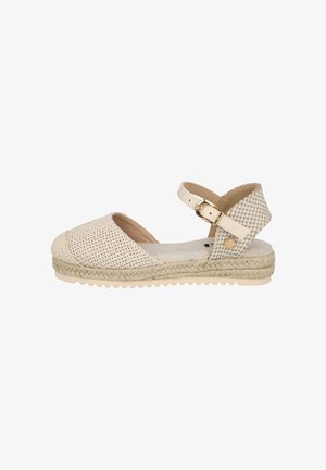 Sandalia espadrille beige tejida con puntera cerrada, correa en el tobillo con hebilla dorada y suela de yute trenzado.