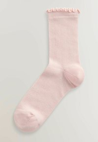 Lyserød bomuldsstrømpe med ribbet tekstur og flæsekant, med en forstærket tådel for ekstra holdbarhed.