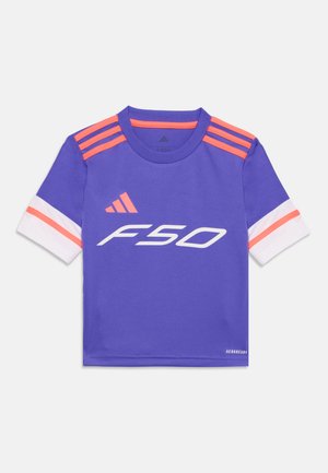 T-shirt de sport Adidas violet avec des bandes roses sur les épaules, des poignets blancs avec des accents roses, et un logo blanc F50 à l'avant.