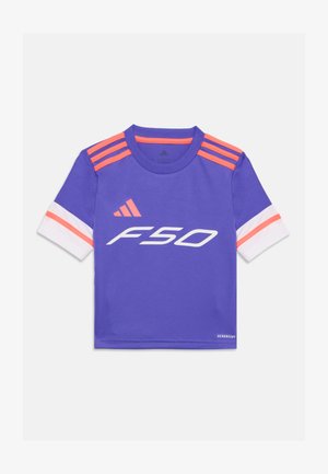 T-shirt de sport Adidas violet avec des bandes roses sur les épaules, des poignets blancs avec des accents roses, et un logo blanc F50 à l'avant.