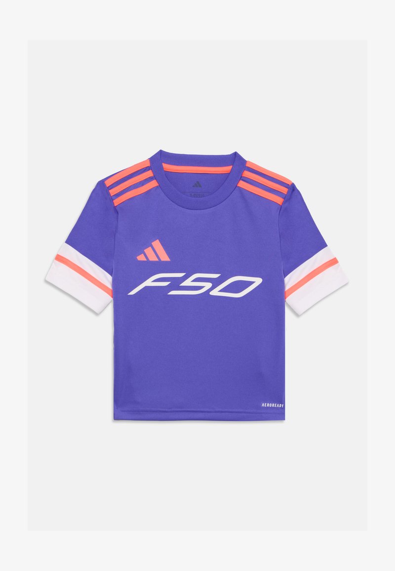 Μωβ αθλητική μπλούζα Adidas με ροζ ρίγες στους ώμους, λευκά μανσέτες με ροζ λεπτομέρειες και λευκό λογότυπο F50 στο μπροστινό μέρος.
