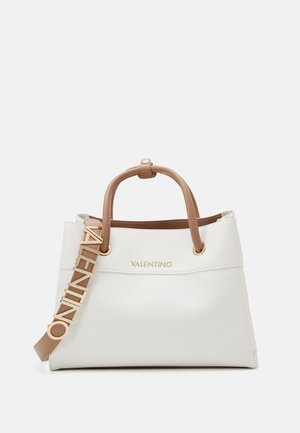 Weiße Valentino Handtasche mit braunen Griffen und abnehmbarem Riemen mit großen goldenen Valentino-Buchstaben auf schlichtem Hintergrund.