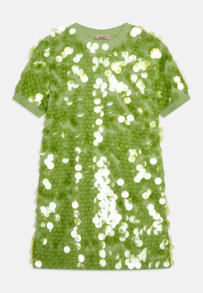 Robe verte à manches courtes recouverte de sequins réfléchissants, avec un col rond et une coupe ample, présentant des nuances de vert et des accents blancs.