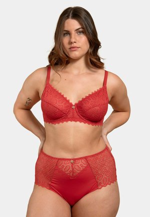 Ensemble de soutien-gorge en dentelle rouge et culottes taille haute avec des motifs floraux, des bords festonnés et un détail décoratif central en forme de bouton.