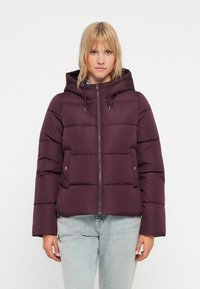 Chaqueta puffé morada con capucha, que presenta secciones acolchadas horizontales, cremallera frontal y bolsillos laterales. Textura suave. Corte casual.