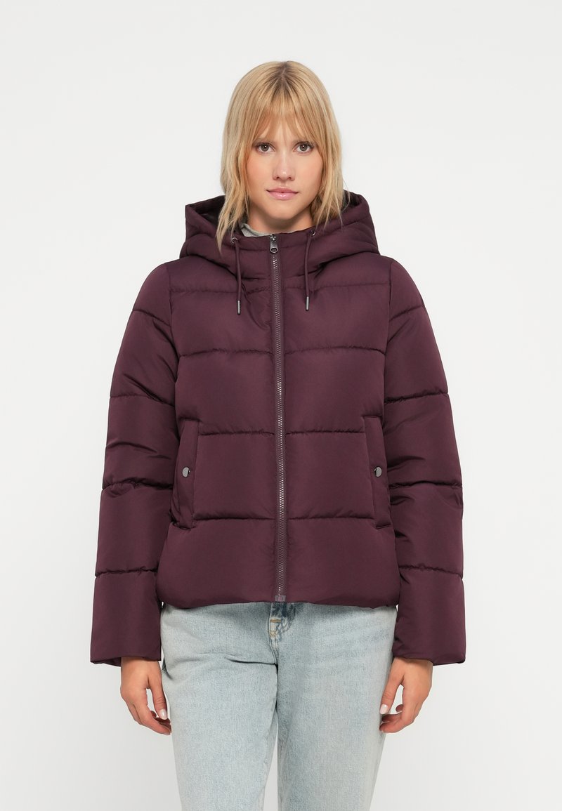 Chaqueta puffé morada con capucha, que presenta secciones acolchadas horizontales, cremallera frontal y bolsillos laterales. Textura suave. Corte casual.
