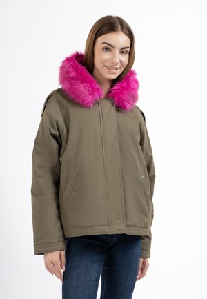 Olivenfarvet jakke med en aftagelig krave i hot pink faux pels. Har to sidelommer og lynlås foran. Struktureret stof, oversized design.