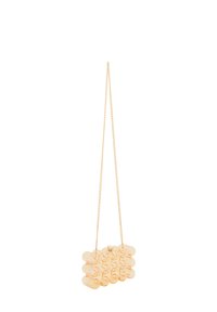 Borsa a catena dorata con un design strutturato geometricamente, caratterizzata da forme cilindriche e superficie liscia e lucente. Le dimensioni sono compatte e rettangolari.