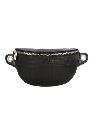 Riñonera de cuero negro con textura de cocodrilo, forma redondeada, cierre de cremallera plateado y acentos de ojetes metálicos a ambos lados.