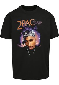 Sort bomuld t-shirt med et stort grafik af en mand med bandana, teksten "2PAC ALL EYEZ ON ME" og et flerfarvet baggrundsdesign.