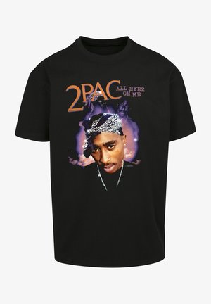 Camiseta de algodón negra con un gran gráfico de un hombre con un pañuelo, texto "2PAC ALL EYEZ ON ME" y un diseño de fondo multicolor.
