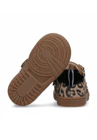 Scarpe con stampa leopardata, dalla suola marrone testurizzata e dettagli neri a contrasto sul tallone, dotate di una fibbia in Velcro per una facile calzata.