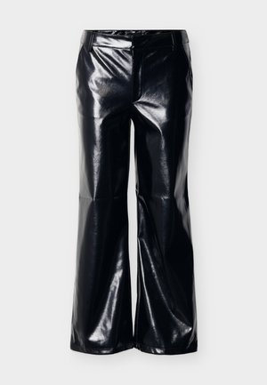 Svarte vide bukser i kunstlær med blank finish, med midt på livet og rent frontdesign, egnet for ulike stiler.