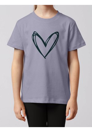 Kind trägt ein helllila T-Shirt mit einem großen, dunkelblauen, handgezeichneten Herz auf der Vorderseite.