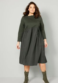 Angel of Style MIDI RUNDHALS LANGARM QUERNAHT - Denní šaty - olive