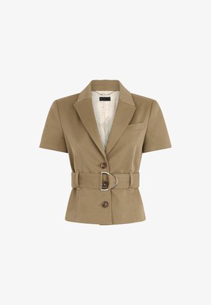Giacca corta beige a maniche corte con cintura, caratterizzata da un colletto classico, tasche frontali e chiusura con bottoni. Tessuto testurizzato con una leggera lucentezza.