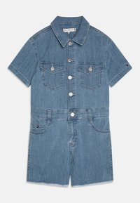 Džínový overal světle modré barvy s krátkými rukávy, límečkem, dvěma kapsami na prsou a zapínáním na knoflíky vpředu. Má ozdobné třepení na lemu.