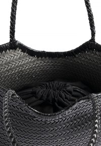 Svart vävd tote-väska med flätade handtag, med ett tyginre som har snörning. Mönstrad textur genom hela väskan.