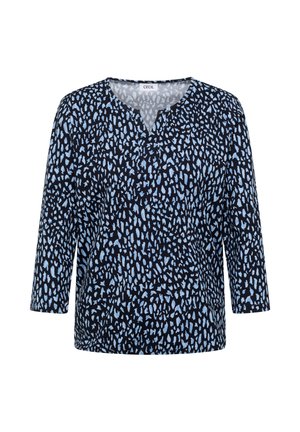 Czarna i niebieska wzorzysta bluzka z długim rękawem i okrągłym dekoltem oraz szczegółowym rozcięciem z przodu, prezentowana na białym tle.
