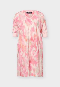 Φόρεμα άνετης γραμμής μέχρι το γόνατο με ροζ και λευκό μοτίβο tie-dye, V-λαιμόκοψη, μισά μανίκια με μανσέτα και διακριτικές λεπτομέρειες γεωμετρικού σχεδίου.