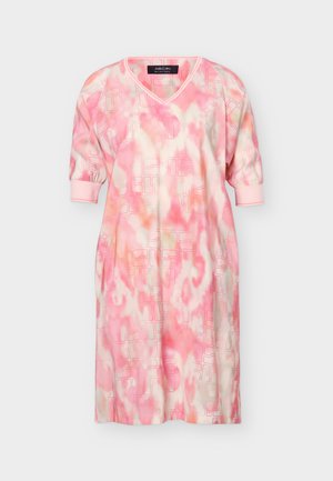 Φόρεμα άνετης γραμμής μέχρι το γόνατο με ροζ και λευκό μοτίβο tie-dye, V-λαιμόκοψη, μισά μανίκια με μανσέτα και διακριτικές λεπτομέρειες γεωμετρικού σχεδίου.