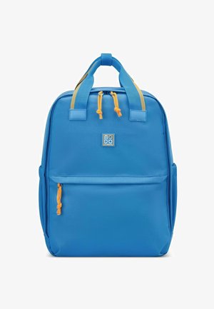 Sac à dos bleu en tissu résistant, avec une poche avant, des cordons jaunes et des bretelles à motifs. Forme rectangulaire, taille moyenne.