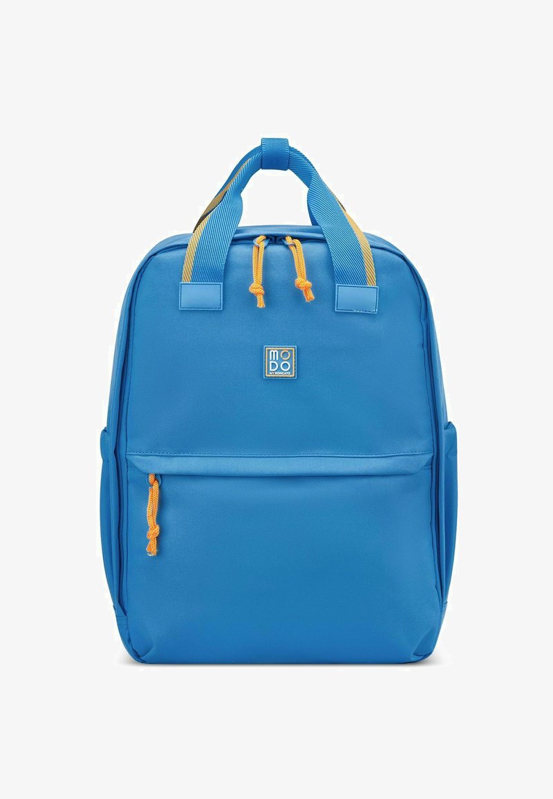 Mochila azul hecha de tela resistente, con un bolsillo frontal, cordones amarillos y correas con patrón. Forma rectangular, de tamaño mediano.