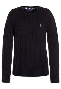 Marinblå kabelstickad tröja i mjukt material med rundad halsringning och ribbade muddarna. Har en liten broderad logotyp på bröstet.