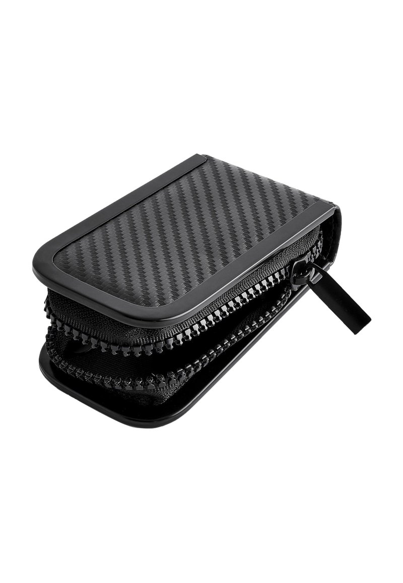 Čierna peňaženka na zips s textúrovaným dizajnom z uhlíkových vlákien, obklopená odolným čiernym materiálom. Hladké hrany a akcenty na zips.