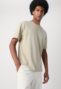 Lindbergh O NECK TEE OVERSIZE - Tricou basic - light khaki