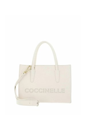 Weiße Lederhandtasche mit zwei Griffen, abnehmbarem Schulterriemen und geprägt "COCCINELLE" Logo auf der Vorderseite.