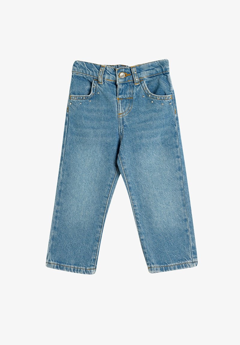 Vaqueros de denim azul con un diseño de pierna recta, que presentan remaches plateados en los bolsillos frontales y detalles de costura clásicos.