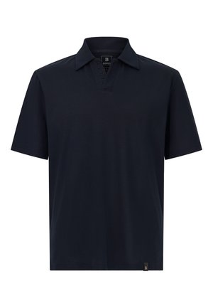 Námornícky modré polo tričko vyrobené z mäkkej tkaniny, s klasickým golierom a jemným logom na výstrihu. Krátke rukávy, uvoľnený strih.
