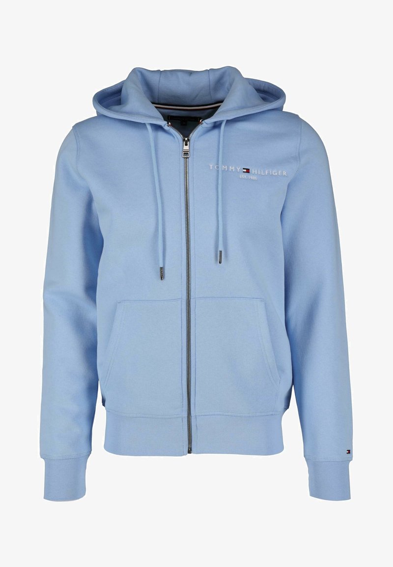Hellblaues Zip-Hoodie aus Sweatshirtstoff, mit einer Vordertasche, Kordelzugkapuze und gesticktem Logo auf der Brust.
