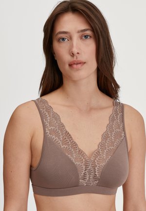 Reggiseno marrone con bordi in pizzo, design a scollatura a V, texture morbida e fascia elastica. Presenta eleganti dettagli in pizzo floreale lungo la scollatura.