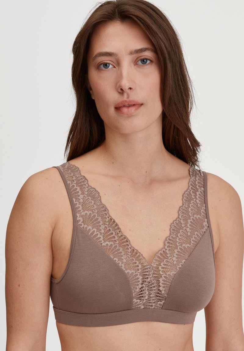 Bruine bh met kantafwerking, v-hals ontwerp, zachte textuur en elastische band. Bevat delicate bloemenkant accenten langs de halslijn.