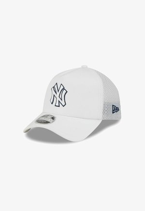 Weißes Baseballcap mit schwarzem New York Yankees-Logo auf der Vorderseite und Netzrücken, dargestellt vor weißem Hintergrund.