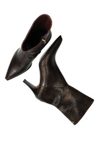 Botas de tobillo de cuero marrón con textura de piel de serpiente, puntera afilada, tacón alto de aguja y cierre de cremallera dorado. Forro interior suave.