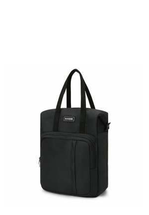 Bolsa tote negra hecha de tejido duradero, que cuenta con dos asas, un bolsillo frontal con cremallera y una forma rectangular con un diseño minimalista.