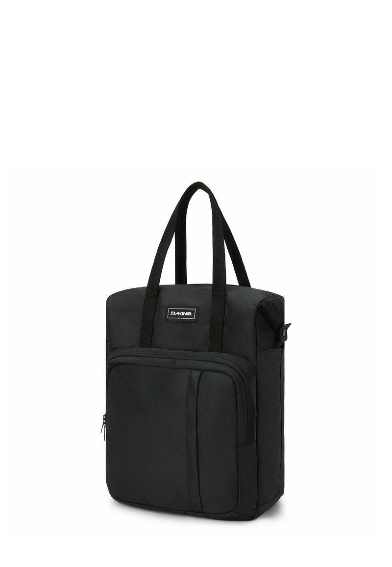 Svart tygkasse av slitstarkt material, med två handtag, en framfickan med dragkedja och en rektangulär form med minimalistisk design.