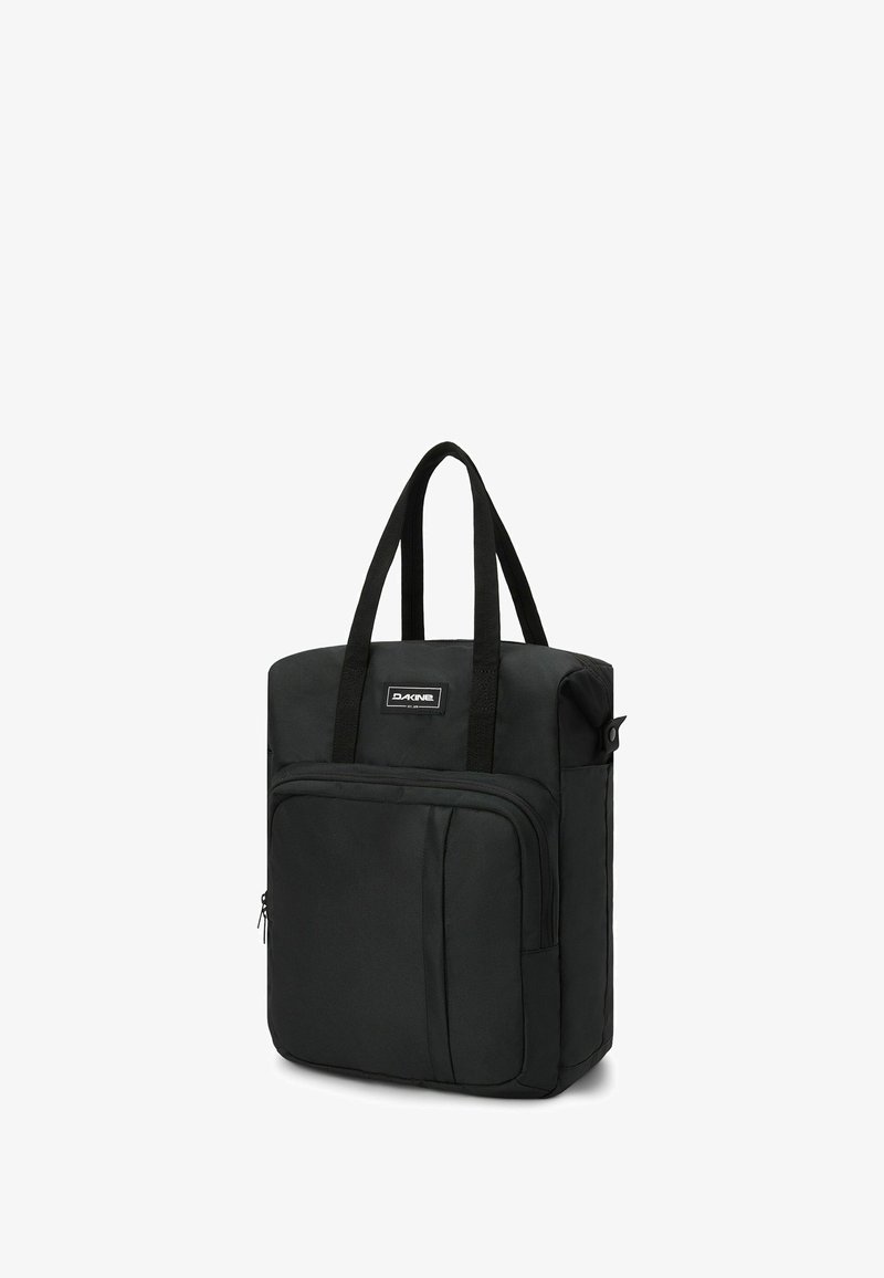Bolsa tote negra hecha de tejido duradero, que cuenta con dos asas, un bolsillo frontal con cremallera y una forma rectangular con un diseño minimalista.