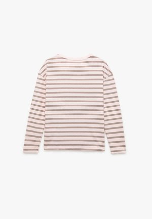Długi rękaw top w jasnoróżowym kolorze z brązowymi poziomymi paskami. Miękka tkanina, luźny fason i okrągły dekolt, bez widocznych elementów metalowych.
