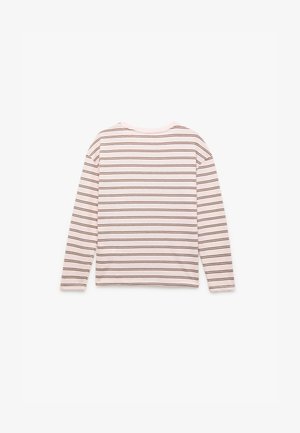 Długi rękaw top w jasnoróżowym kolorze z brązowymi poziomymi paskami. Miękka tkanina, luźny fason i okrągły dekolt, bez widocznych elementów metalowych.