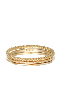 Quattro anelli d'oro impilati insieme, con texture diverse: superfici attorcigliate, lisce e decorate. Ognuno contrassegnato con "375" per la purezza dell'oro.