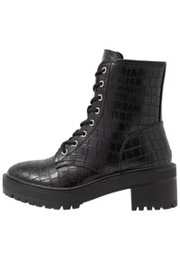 Zwarte enkellaarsjes van leer met krokodillenstructuur, een ronde neus, vetersluiting en een dikke rubberen hak. Voorzien van zilverkleurige veteroogjes en een profielzool.